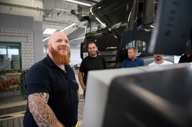 Technischer Trainer am Diagnosegerät mit Lkw